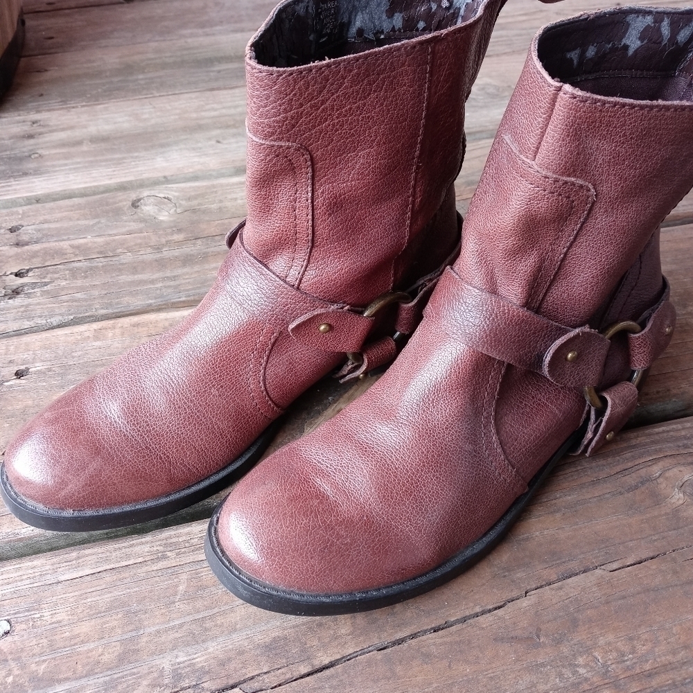 Nine West women's brown leather harness ankle boots sz 6M. Inside liner peeling.